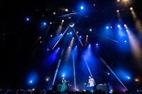 「We Should be Dancing」披露中の様子。