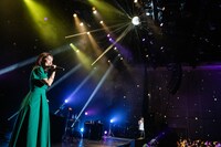 「We Should be Dancing」披露中の様子。