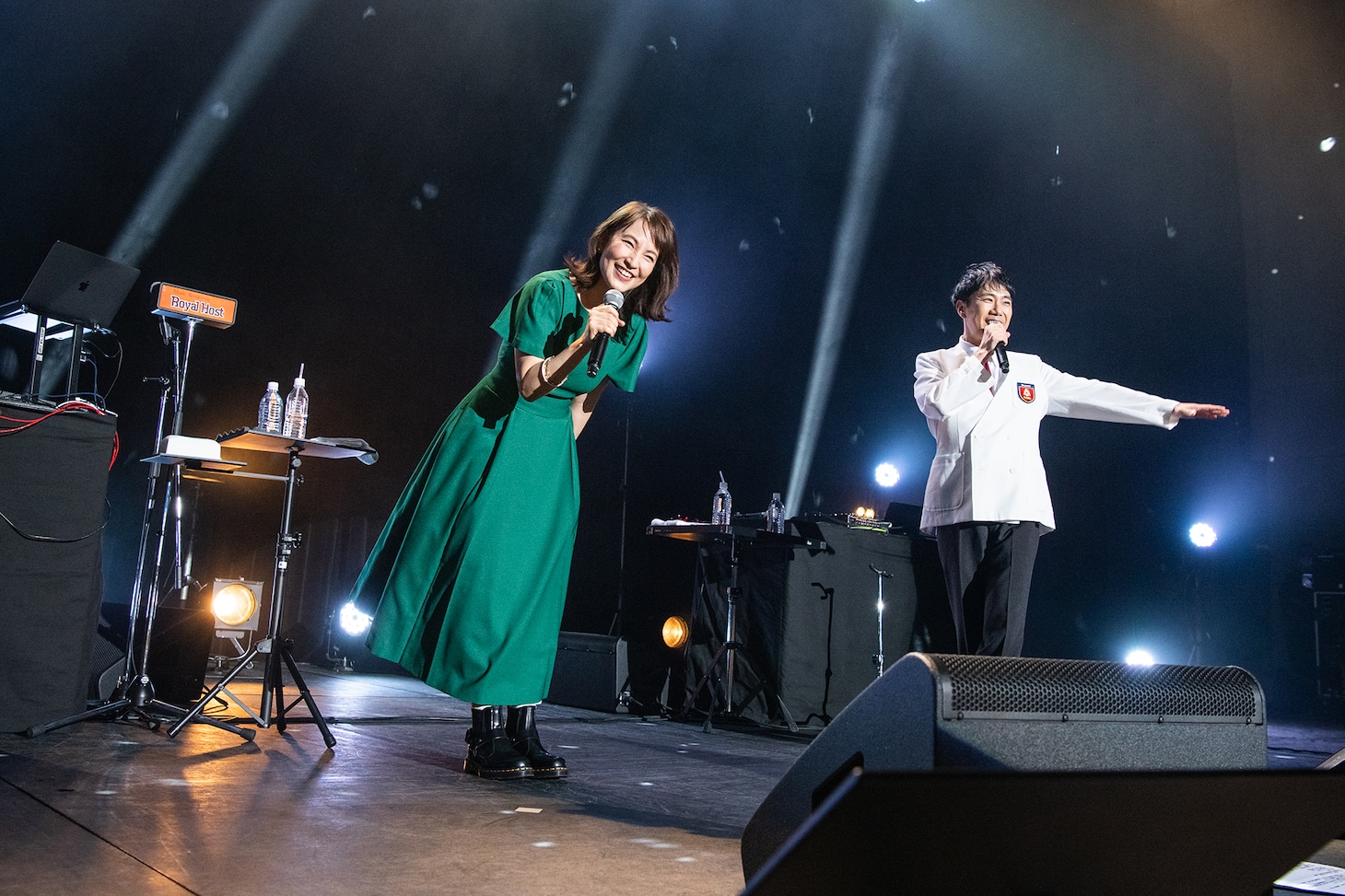 左からKAKKO（鈴木杏樹）、藤井隆。