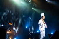 アンコールに応えコック姿で登場した藤井隆。