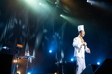 アンコールに応えコック姿で登場した藤井隆。