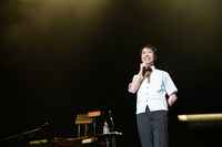 シフトリーダー姿で挨拶する藤井隆。