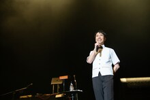 シフトリーダー姿で挨拶する藤井隆。