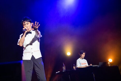 左から藤井隆、ケンモチヒデフミ。