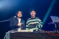 リハーサルを終えてリラックスムードの堀込泰行（左）と藤井隆（右）。