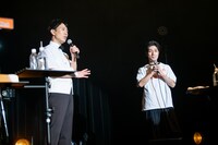 左から藤井隆、ケンモチヒデフミ。