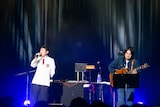 左から藤井隆、堀込泰行。