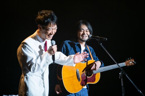 MC中の藤井隆と堀込泰行。