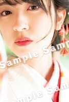 金村美玖（日向坂46）1st写真集「羅針盤」のくまざわ書店限定特典ポストカード。（撮影：佐藤佑一）