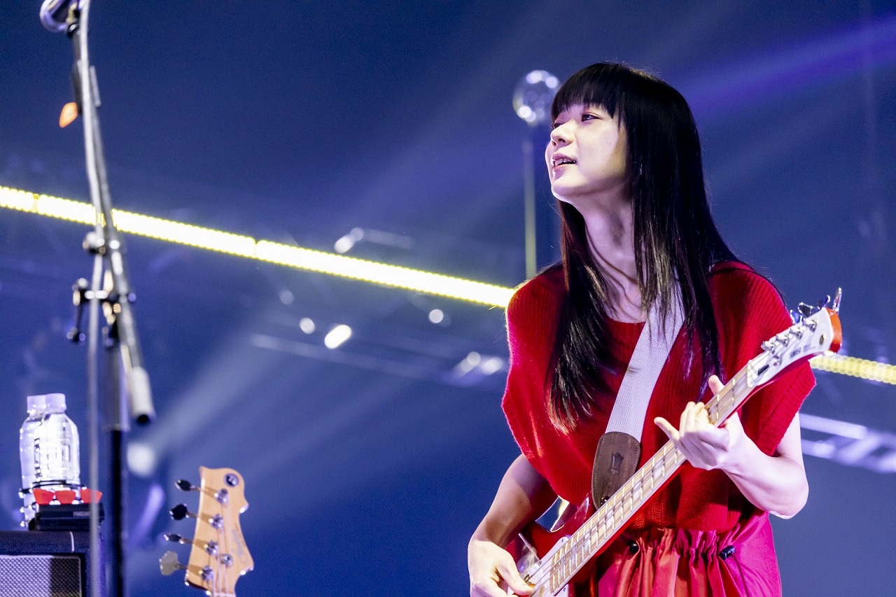 関根史織（B, Cho）（photo by AZUA TAKADA / Viola Kam［V'z Twinkle］）