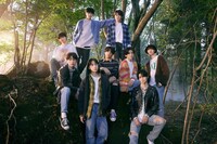 「JUVENILE」コンセプトの &TEAM。(C)HYBE LABELS JAPAN