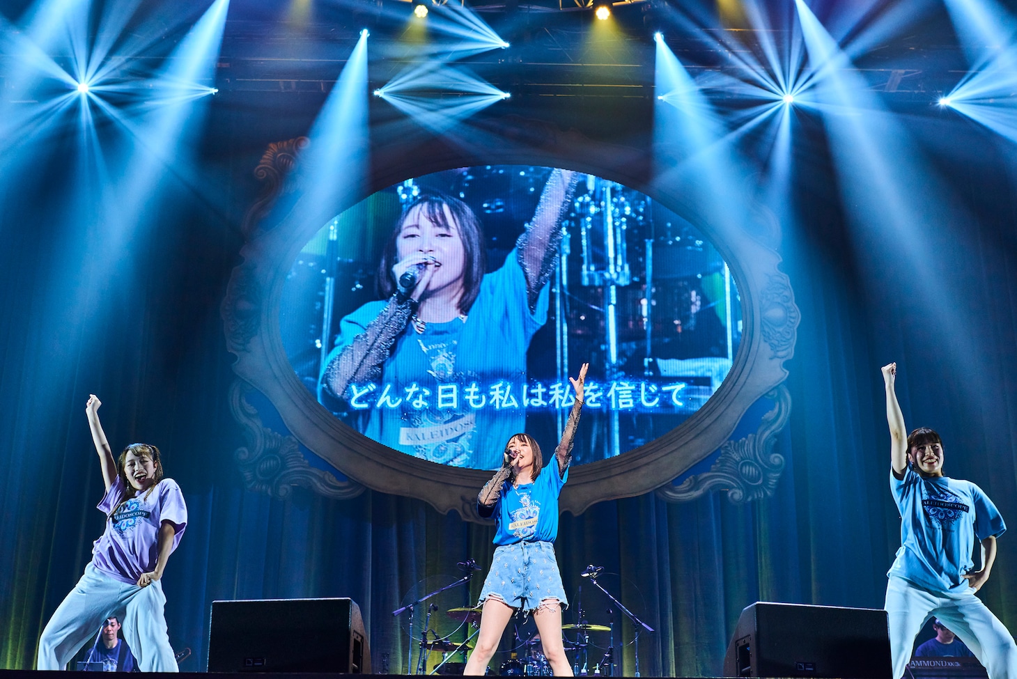 「YeLL」を歌う藍井エイル（中央）。