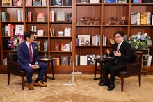 左から林修、秋元康。(c)MBS