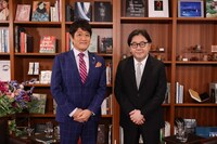 左から林修、秋元康。(c)MBS