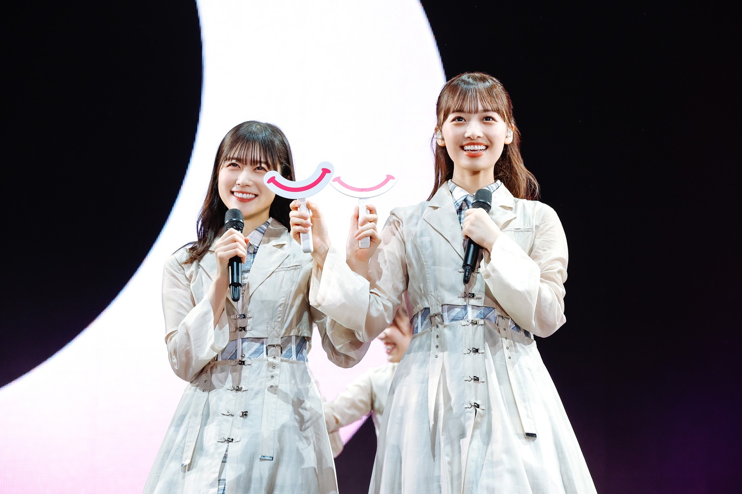 丹生明里（左）と濱岸ひより（右）。（撮影：上山陽介）