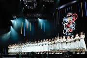 日向坂46総勢32名が並ぶステージ。（撮影：上山陽介）