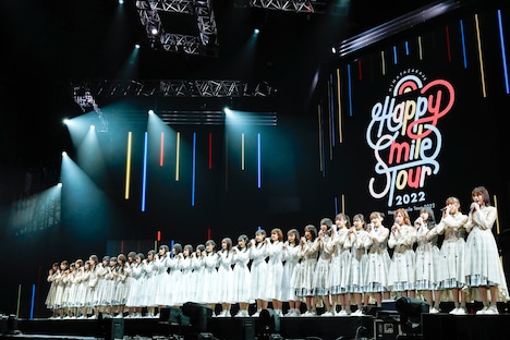 日向坂46総勢32名が並ぶステージ。（撮影：上山陽介）