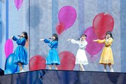 「その他大勢タイプ」を歌う富田鈴花、金村美玖、影山優佳、上村ひなの。（撮影：上山陽介）