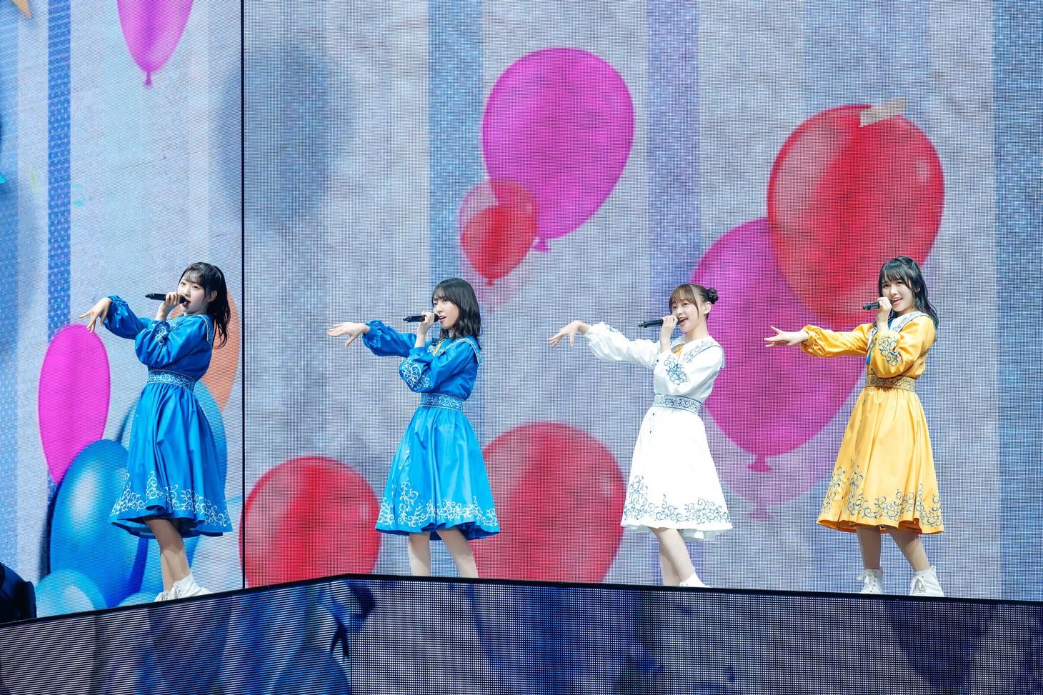 「その他大勢タイプ」を歌う富田鈴花、金村美玖、影山優佳、上村ひなの。（撮影：上山陽介）