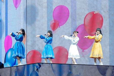 「その他大勢タイプ」を歌う富田鈴花、金村美玖、影山優佳、上村ひなの。（撮影：上山陽介）