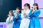 「10秒天使」を歌う東村芽依、松田好花、佐々木美玲、河田陽菜。（撮影：上山陽介）