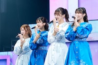 「10秒天使」を歌う東村芽依、松田好花、佐々木美玲、河田陽菜。（撮影：上山陽介）