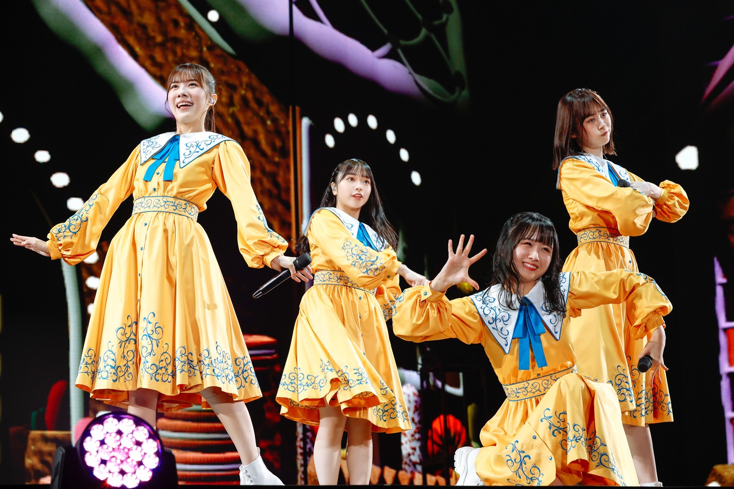 「ゴーフルと君」を歌う日向坂46三期生。（撮影：上山陽介）