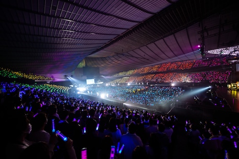 巨大な虹が発生した国立代々木競技場第一体育館。（撮影：上山陽介）