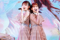 佐々木美玲（左）と高本彩花（右）。（撮影：上山陽介）