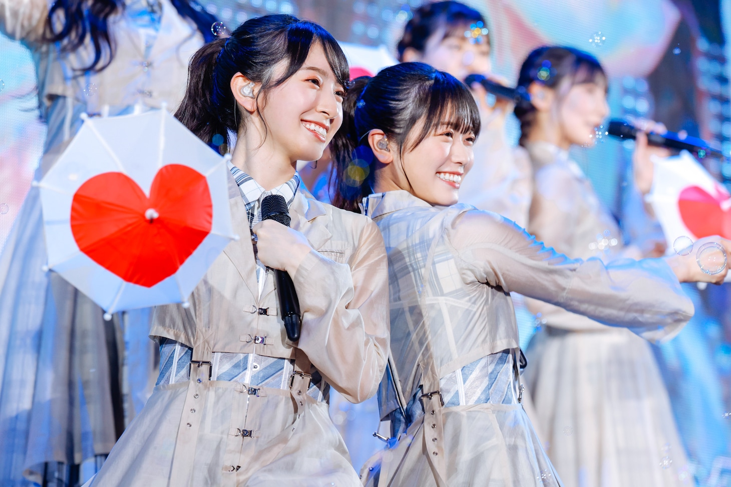 「君のため何ができるだろう」を歌う金村美玖（左）と丹生明里（右）。（撮影：上山陽介）