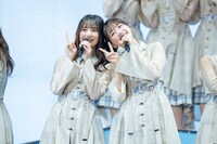 小坂菜緒（左）と佐々木美玲（右）。（撮影：上山陽介）