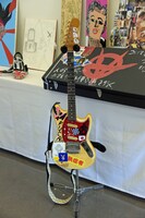 斎場に飾られたYOSHIのギター。