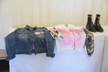 斎場に飾られたYOSHIの思い出の品々。