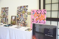 斎場に飾られたYOSHIの思い出の品々。