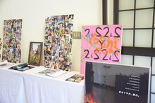 斎場に飾られたYOSHIの思い出の品々。