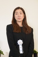 報道陣の取材に応じたYOSHIの母親。