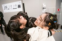 BOSSに抱きつく子分たち。