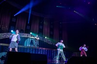 子分たちの背後で腕組みするBOSS。