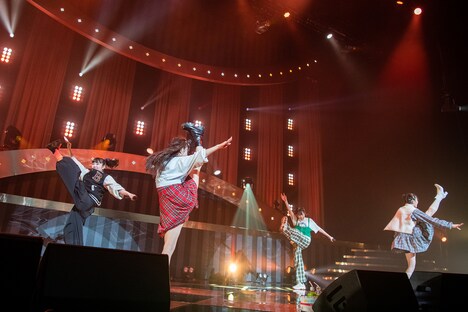 「仮契約のシンデレラ」を披露するBOSSと子分たち。