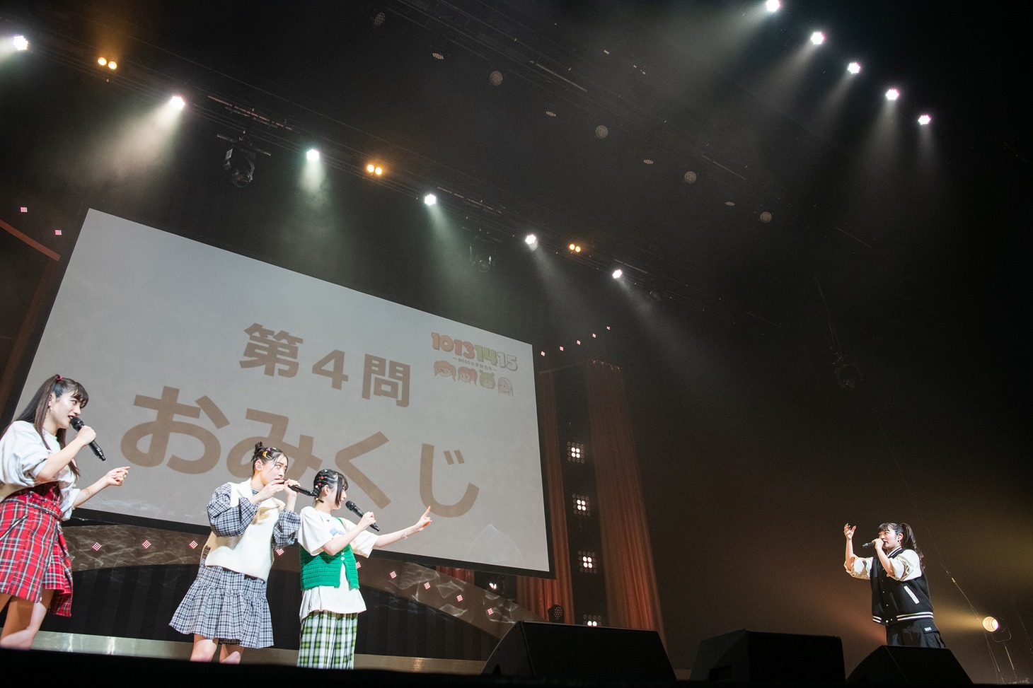 おみくじを「ペーパーピックアップ、シャカシャカ、ドーン！」と表現する柏木ひなた（右端）。