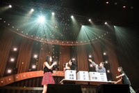 追加で降り注ぐ紙吹雪。