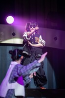 ステージ上段から子分たちに指示を送るBOSS。