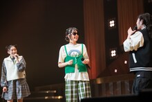 BOSSのサングラスを奪う小久保柚乃（中央）。