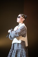 小久保柚乃に促されてサングラスをかけてみた風見和香。