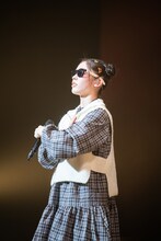 小久保柚乃に促されてサングラスをかけてみた風見和香。