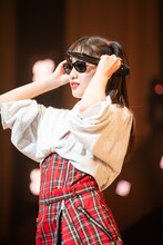 サングラスをかけて「BOSSです」と名乗る桜木心菜。