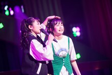 柏木ひなた（左）と小久保柚乃（右）。