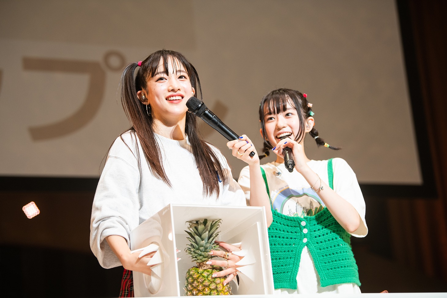 あっさりと箱の中に手を入れてあっさりと正解する桜木心菜（左）。