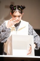 手の匂いを確認する風見和香。