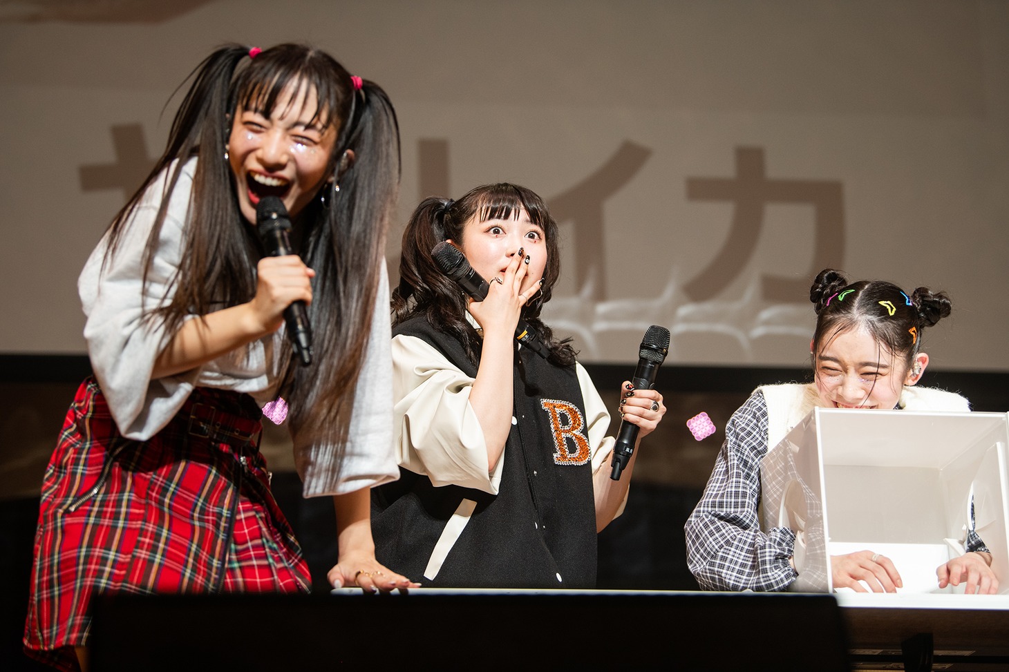 「私の手、臭っせ！」と驚く柏木ひなた（中央）。